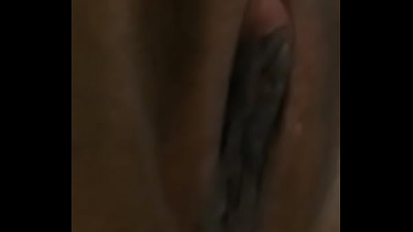 Alessa jugando con su vagina