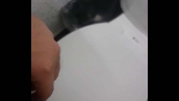 Jugando con mi verga en la cocina