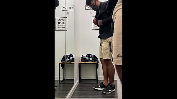 pauzudo trocando de roupa no provador 