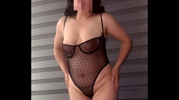 Esposa luciendo babydoll transparente  