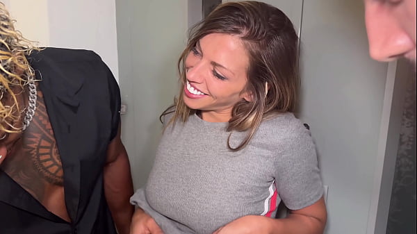 La vecina que se folla a mi padrastro nos folla a mi y a mi colega en el rellano y deja todo lleno de squirt