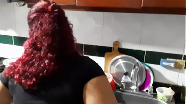 La se&ntilde;ora de la limpieza me da una rica mamada en la cocina 