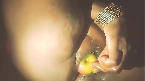 केले से इंडियन देसीभाभी की चुदाई