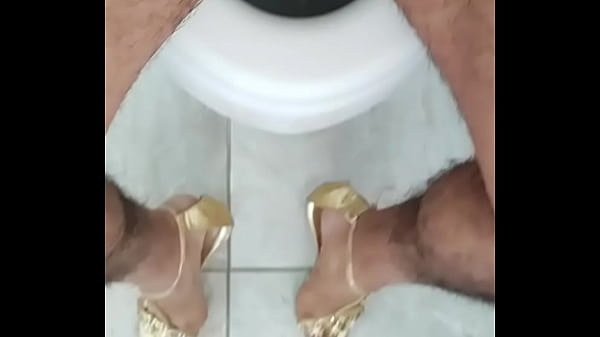 Riqu&iacute;sima travesti desnuda, en zapatillas y mis pantimedias