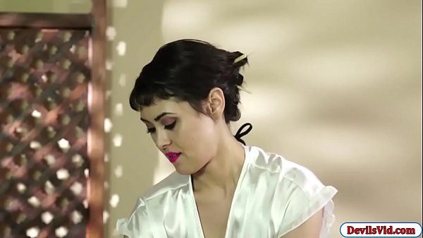 Sexy masseuse Audrey Noir makes her costumer cum  