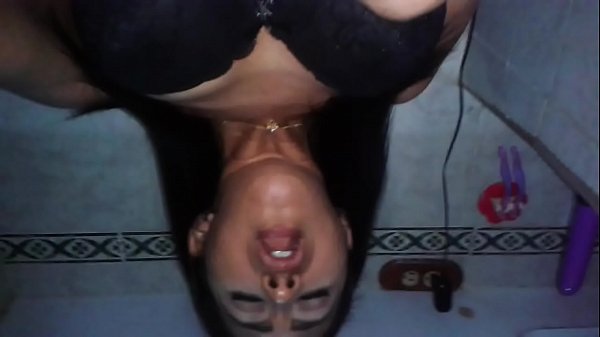 Otra chica de venezuela masturb&aacute;ndose con un consolador por el culo y por la vagina  