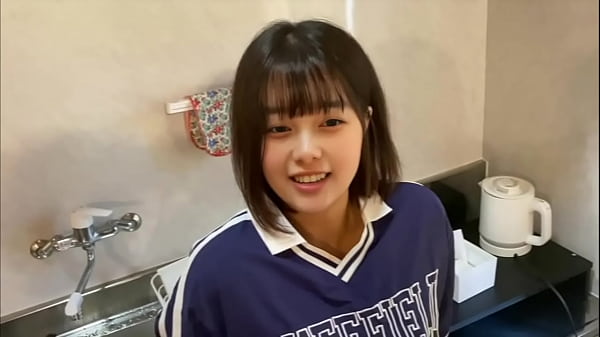 「こんなに沢山おまんこに突いたら、汁がおまんこから沢山出ちゃって床が濡れちゃうよ&hellip;」と彼女は喘ぎながら彼氏とSEXを楽しみました。