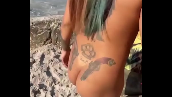 Amigas procuravam um pau para sentar enquanto cornos bebiam sem dar aten&ccedil;&atilde;o, dei o que elas tanto queriam, uma grande rola! Pt 1