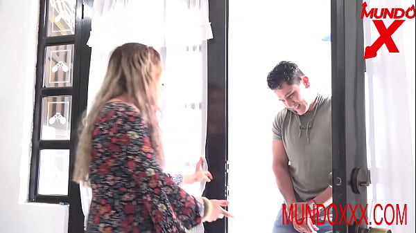 Voy a la casa de mi amigo y me follo a su madre  