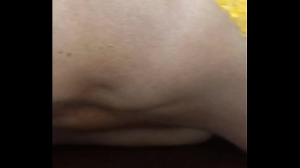 Joven blaca de co&ntilde;o virgen tomando enorme polla negra del amigo