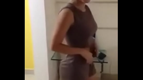 Loira gostosa tirando a roupa