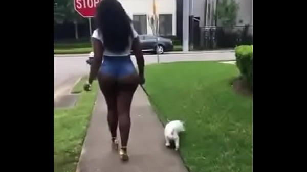 Sexy negra paseando perro 