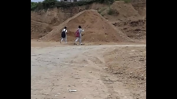 Pareja van hacia una parte donde no ahy nada