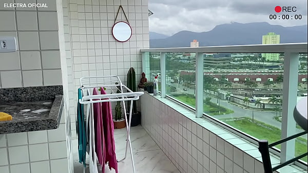 C&acirc;mera de Seguran&ccedil;a- Empregada faz faxina com mini shorts, ela &eacute; muito safada e tem uma bunda enorme