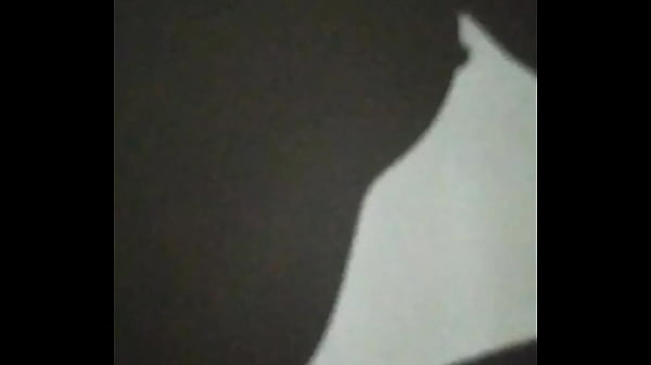 chica de rulos graba su sombra al cachar 