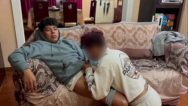 Fui a la casa de mi primastro para que me ayudara a revisar mi culo. Le ped&iacute; que me checara el ano pero termino follandome y ech&aacute;ndome su semen adentro