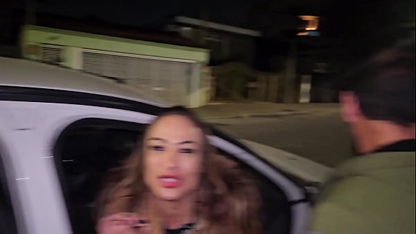 Deu o cu no meio da rua com todo mundo olhando. Essa gostosa foi para a pra&ccedil;a publica, cheia de tes&atilde;o e brincou com os machos e depois fez um anal delicioso.