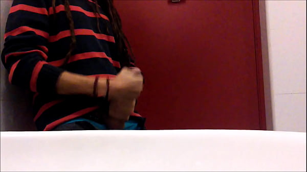 Me masturbo hasta correrme en un ba&ntilde;o p&uacute;blico