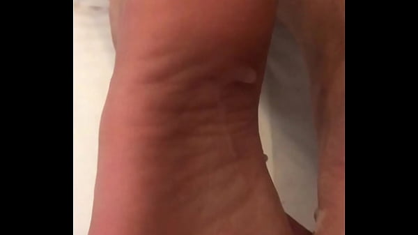 Кончил на  стопы