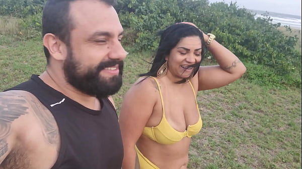 Fomos na praia aprontar e fodemos no banheiro do Quiosque a beira mar  