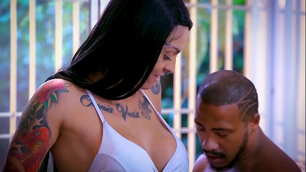 Neg&atilde;o corno pede detalhes para a esposa de sua foda na oficina  