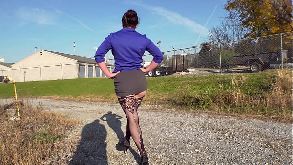 Sammi Starfish - Risky Outdoor Tease  