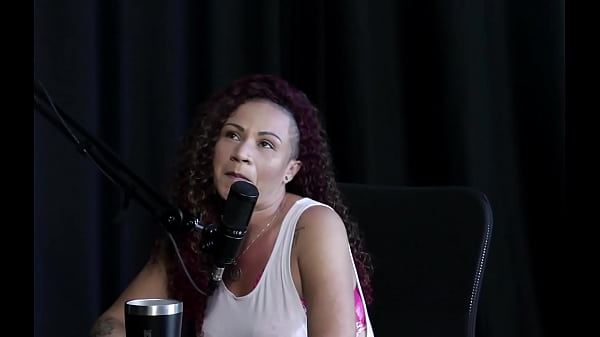 Explicou como entrou no meio liberal, o in&iacute;cio de seu relacionamento, o dia que passaram a m&atilde;o em sua bunda na casa de swing e transou ao ar livre - Sta&ordf; Love n' Fire (SHEER/RED)