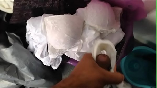 Casado de calcinha mexendo no sexto de roupa para lavar procurando lingeries usada e gozando nelas 