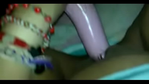 Cinthia brincando com o vibrador - P2