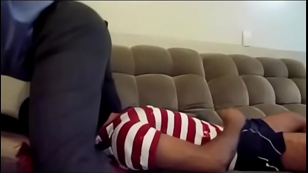 Putinho levando surra de cinto.