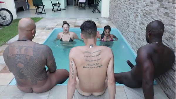 Resenha na na casa da piscina com Perseu e amigos