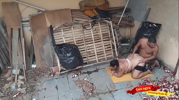 Gordinha gostosa deu o cu para o cunhado na casa abandonada...