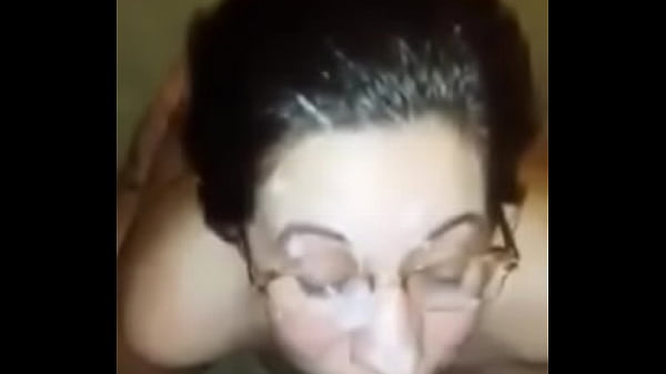 Madura mamando dos reatas hasta que la ba&ntilde;an de leche