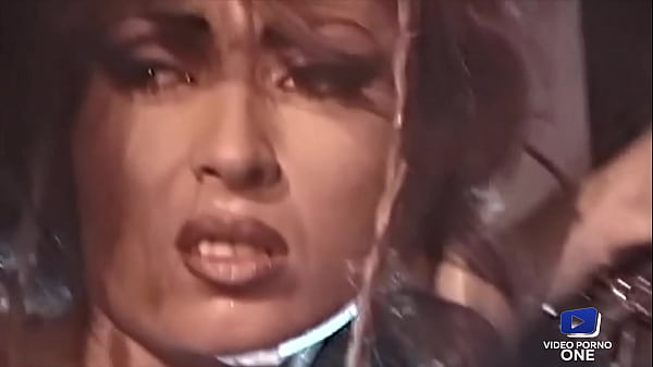 Deux bonnes salopes profitent d'un bite pour leurs culs