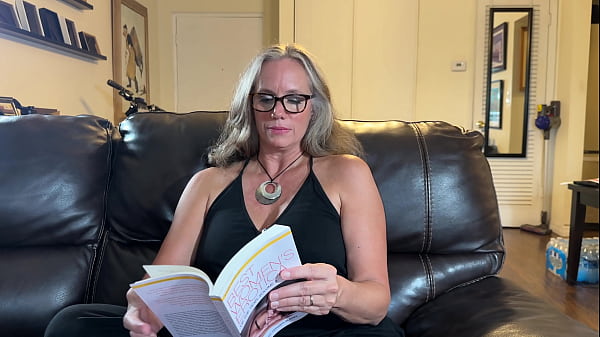 Nina Nite reads for you