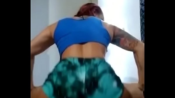 Brasileira dan&ccedil;ando funk at&eacute; o ch&atilde;o 