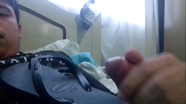 Lambendo as Havaianas do meu vizinho toda gozada 