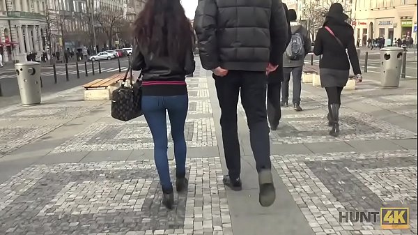 HUNT4K. Jocelyne Z adora la polla de un extra&ntilde;o frente a un cornudo gru&ntilde;&oacute;n