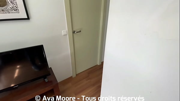Deux salopes excit&eacute;es se font baiser &agrave; la suite par une &eacute;norme queue et il finit par gicler sur leur chatte