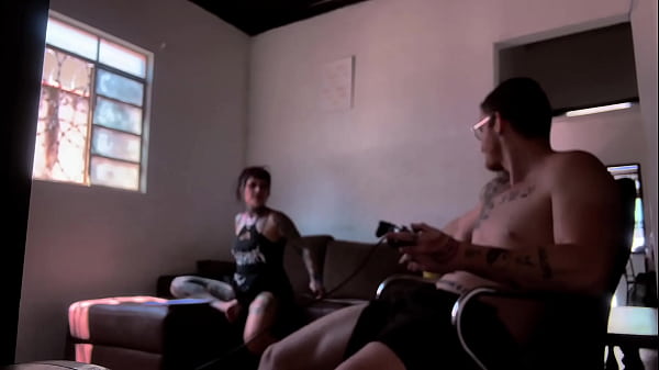 Bastidores da grava&ccedil;&atilde;o chupando o Carmona jogando video game