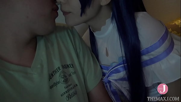 上目使いの上手なアイドルコス娘が「一緒にイこ」とバックで生中出し - イントロ 