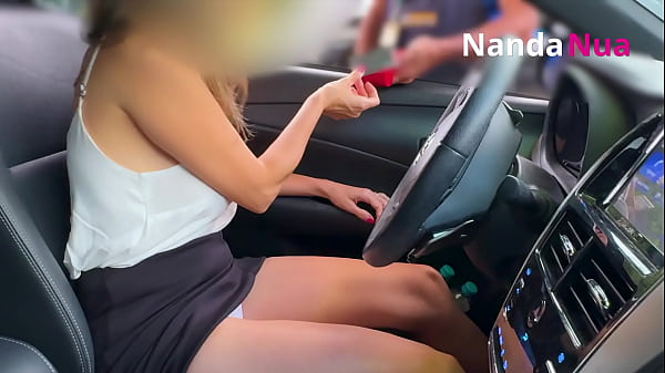 Nanda Nua, a deliciosa esposa que adora se exibir, fazendo o que mais a excita: Provocar homens! Neste v&iacute;deo, ela decidiu ir um posto de gasolina e brincar com a imagina&ccedil;&atilde;o do frentista, exibindo seus seios e sua calcinha de forma pro