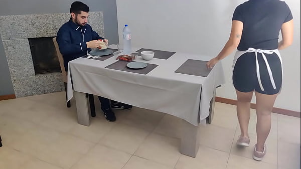 Camare folla con el cliente debajo de la mesa y se llena de esperma en su co&ntilde;o cremoso 