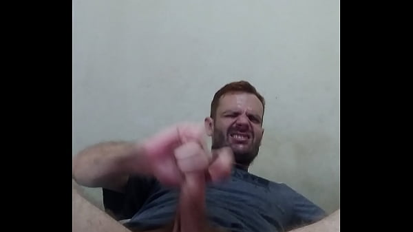 Ruivo batendo punheta com consolos no rabo