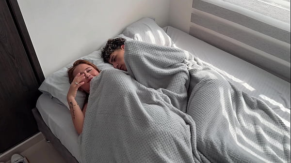 &iquest;Qu&eacute; puede pasar si una madrastra comparte una cama de hotel con su hijastro?...