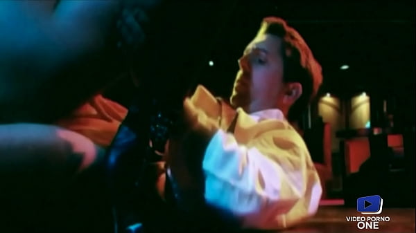 Brunette affam&eacute;e se fait baiser sur sc&egrave;ne