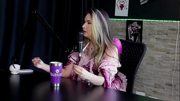 A primeira vez que deu o cu foi de frente e gosta de sua gozada, &eacute; viciada em menage, e bateu siririca no Uber - Raphaela Savanah (SHEER/RED) Halloween