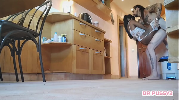 AFRICANA BAIXINHA &Eacute; FODIDA COM LINGERIE EM P&Eacute; DE SALTOS ALTOS E EM CIMA DA BANCADA DA COZINHA PELO AMANTE QUE ADORA LHE FAZER UMA VISITA QUANDO O MARIDO EST&Aacute; NO TRABALHO