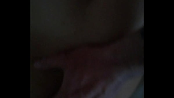 Petite brune aime se faire caresser par ma verge