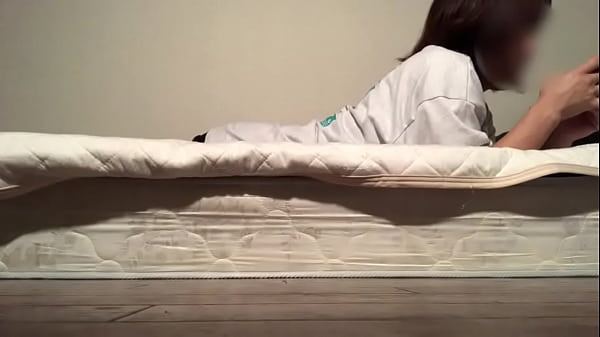 大人のオモチャの使い方がまだ慣れてない女子◯生のオナニー。沢山潮出ちゃって焦る&hellip;。